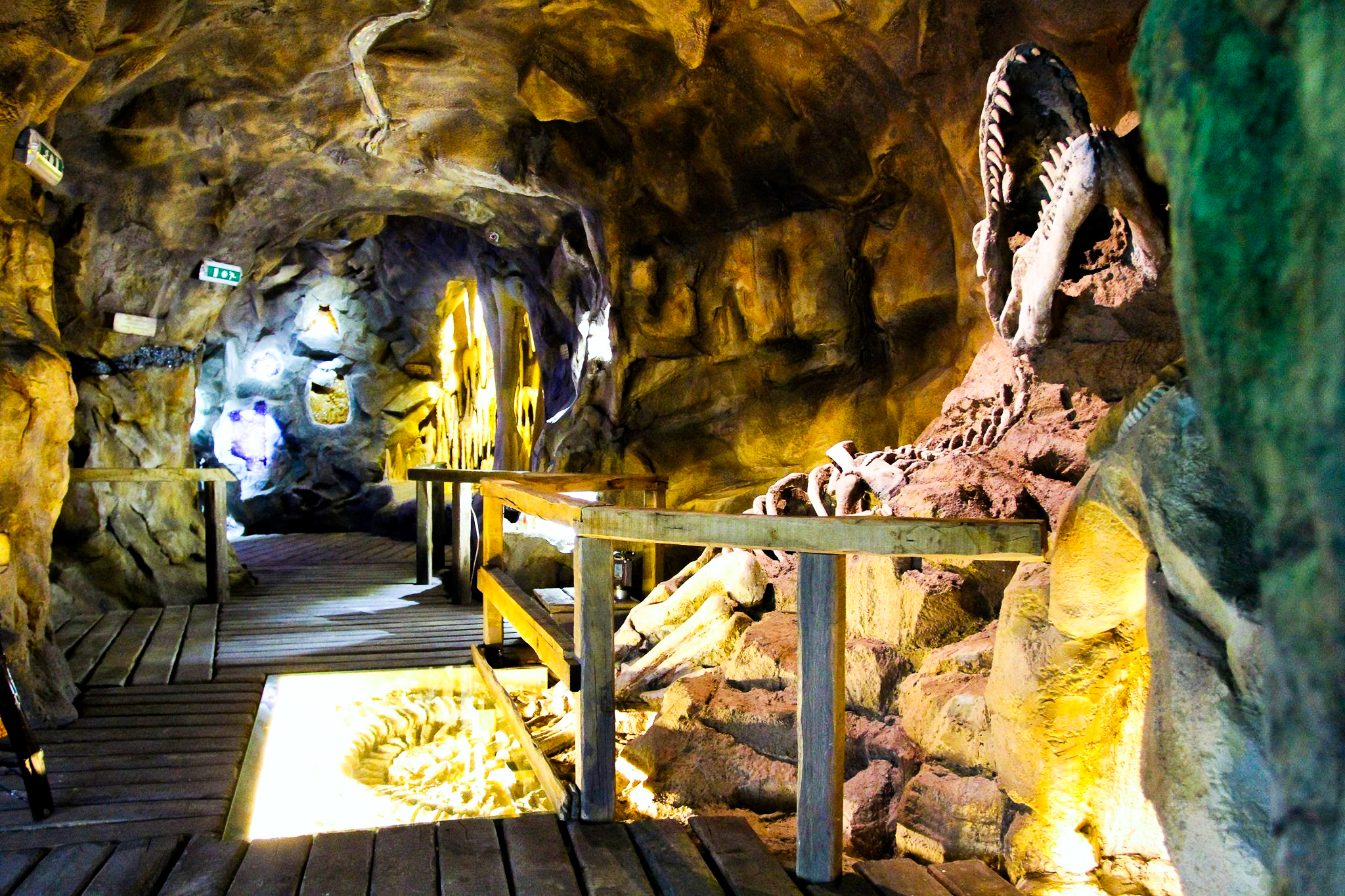 JESKYNI SE ZLATOU ŽÍLOU I KOSTROU TYRANOSAURA V CENTRU PRAHY