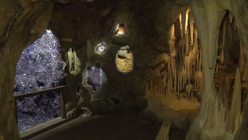 JESKYNI SE ZLATOU ŽÍLOU I KOSTROU TYRANOSAURA V CENTRU PRAHY